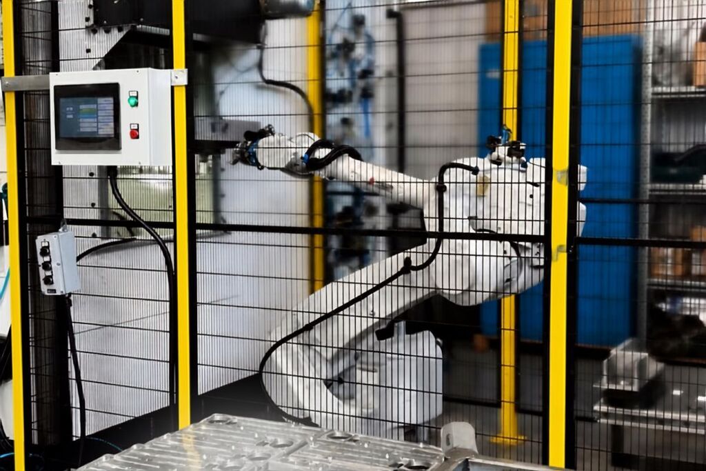braccio robotico in azienda AR Costruzioni braccio robotico in officina meccanica
