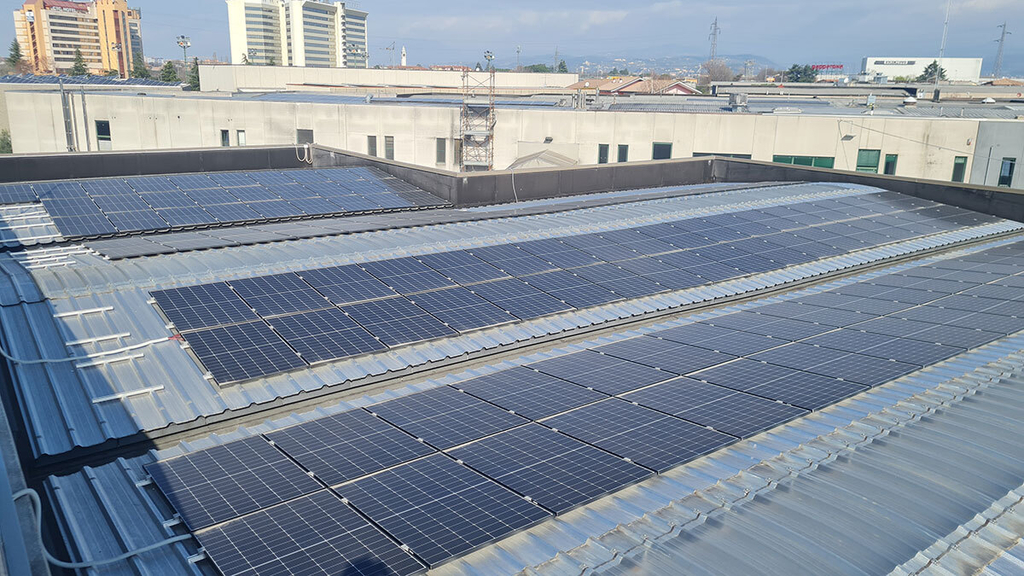 pannelli fotovoltaici sul tetto aziendale