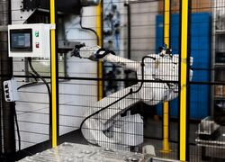 min ar braccio robotico in azione